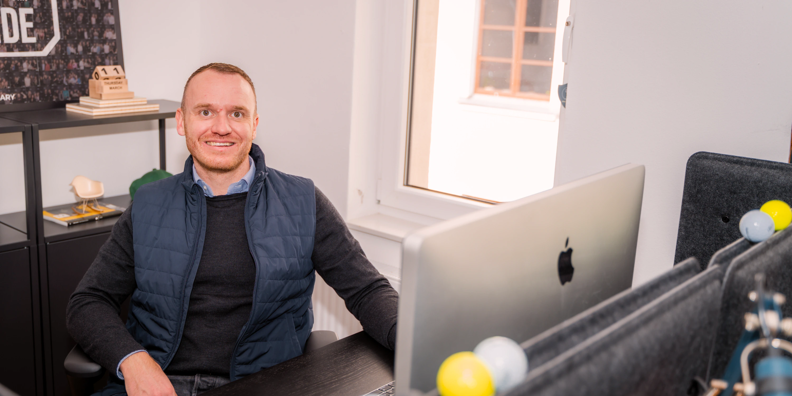 Raphael Mis, Mitgründer von ventureon, am Schreibtisch im Büro
