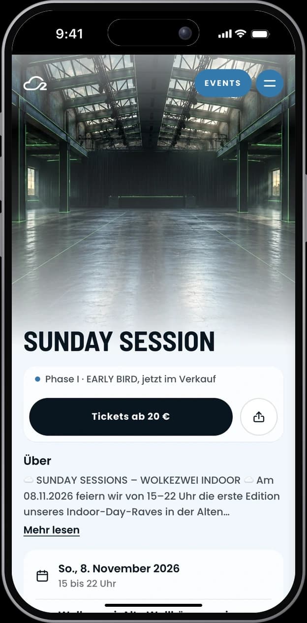 iPhone mit der Eventseite der Sunday Session, dem Indoor-Day-Rave in der Alten Wollkämmerei: die Halle, Titel und „Tickets ab 20 €“